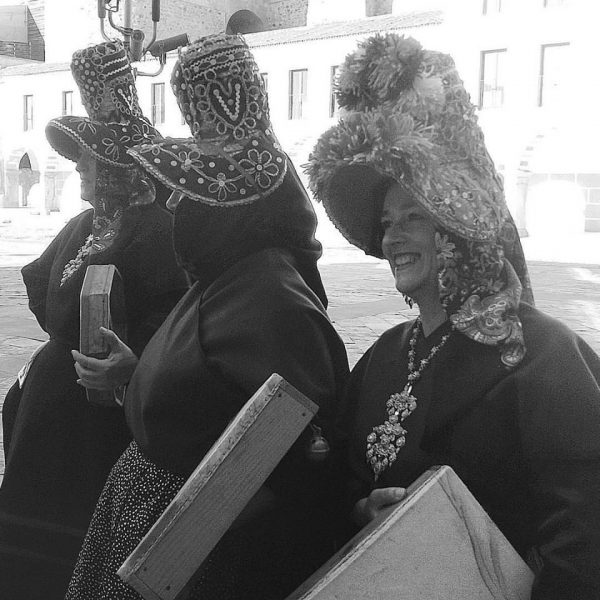 Mujeres con típico pandero extremeño cuadrado originario de Aceuchal