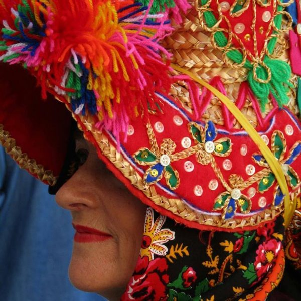 Detalle Gorra Mujer Soltera lujosamente adornada con vivos colores , bordados, y espejo