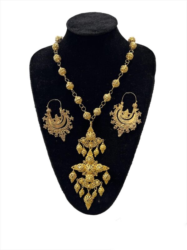 https://www.tradicionpopular.es/wp content/uploads/2023/04/alt sancha tradicion popular badajoz aderezos regionales tembladera galapago collar lagartera extremena toledo montehermoso cacerena badajoz folklore trajes regionales 3 1 600x800.jpg